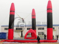 大型三柱充氣蹦極氣模運動設(shè)施廠家價格