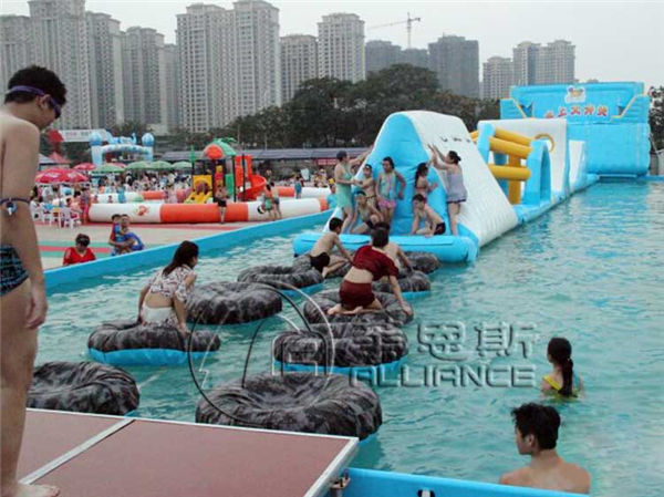 水上沖關設備