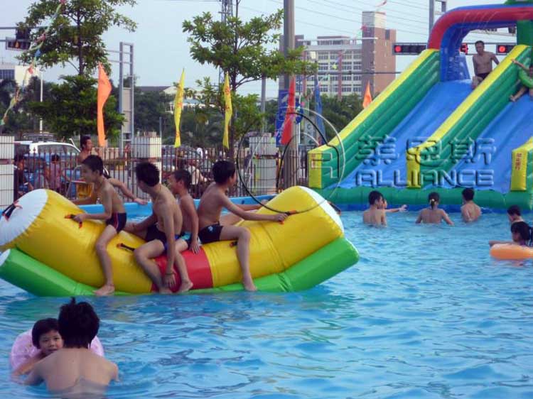 移動水上樂園