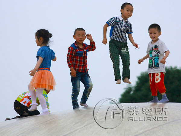 兒童充氣跳跳云蹦蹦云樂園