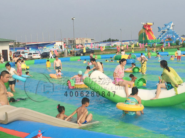 移動水上樂園