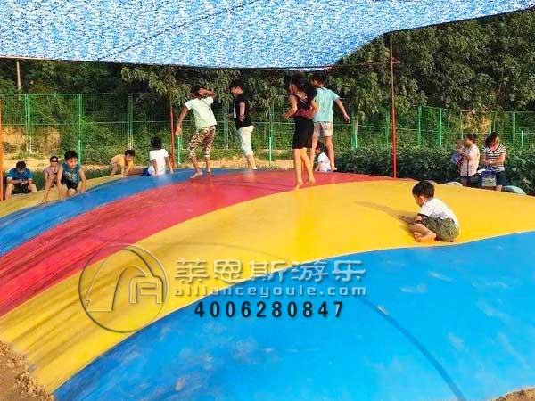 兒童游樂(lè)設(shè)備